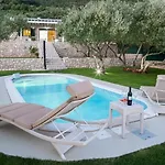 Tamaris S Privatnim Bazenom 700m Od Mora Villa