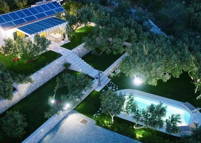 Tamaris S Privatnim Bazenom 700m Od Mora Makarska